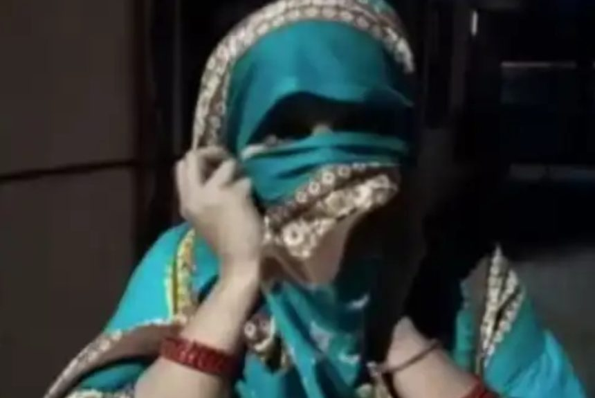 फेसबुक पर शादी की तस्वीरें सामने आते ही मचा हड़कंप, दो परिवारों के बीच उलझ गया नौ बच्चों का भविष्य फेसबुक पर शादी की तस्वीरें सामने आते ही मचा हड़कंप, दो परिवारों के बीच उलझ गया नौ बच्चों का भविष्य