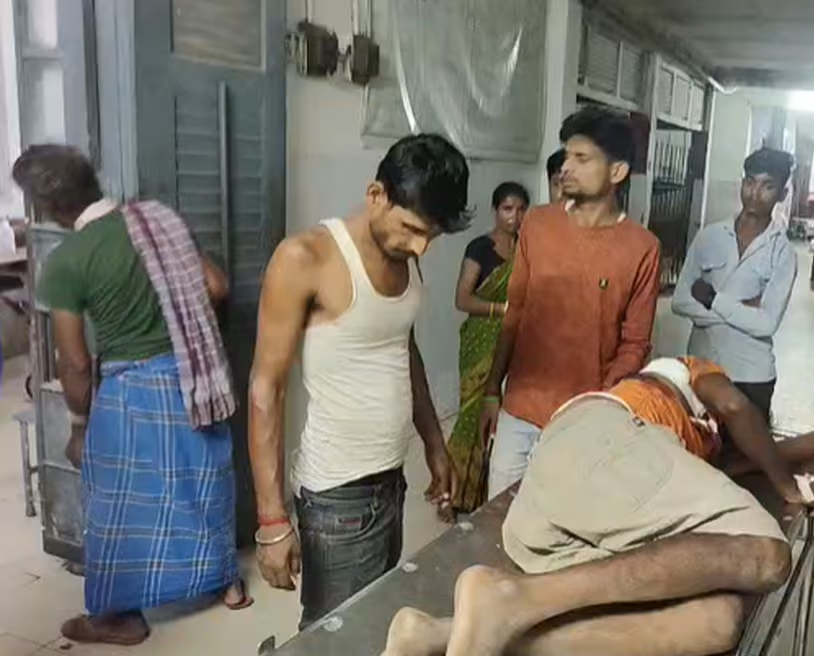 बाजार से लौट रहा था युवक, रास्ते में बाइक सवारों ने किया ऐसा कांड; जिंदगी और मौत के बीच जंग बाजार से लौट रहा था युवक, रास्ते में बाइक सवारों ने किया ऐसा कांड; जिंदगी और मौत के बीच जंग