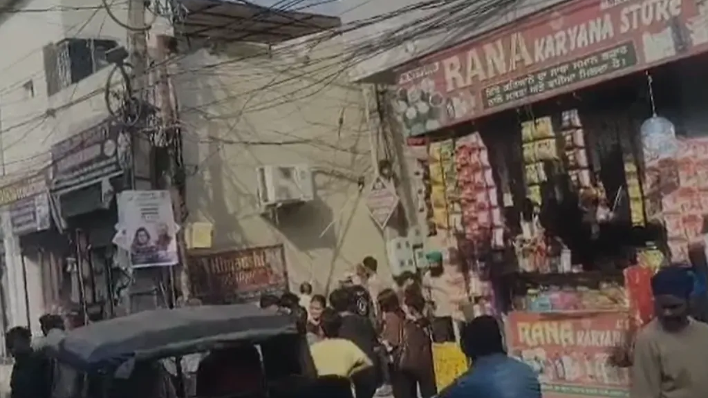 दुकानदार को लिफाफा थमाकर बोले- उसके घर पहुंचा देना, अंदर की चीज देखकर पुलिस भी हरकत में आई दुकानदार को लिफाफा थमाकर बोले- उसके घर पहुंचा देना, अंदर की चीज देखकर पुलिस भी हरकत में आई