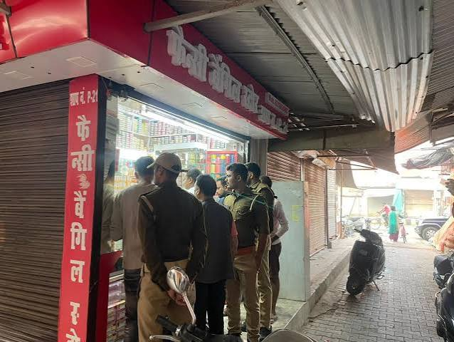 पान की दुकान में चौथी बार चोरी, 3 नकाबपोश शटर तोड़कर ले गए 3 से 4 लाख का सामान. पान की दुकान में चौथी बार चोरी, 3 नकाबपोश शटर तोड़कर ले गए 3 से 4 लाख का सामान.