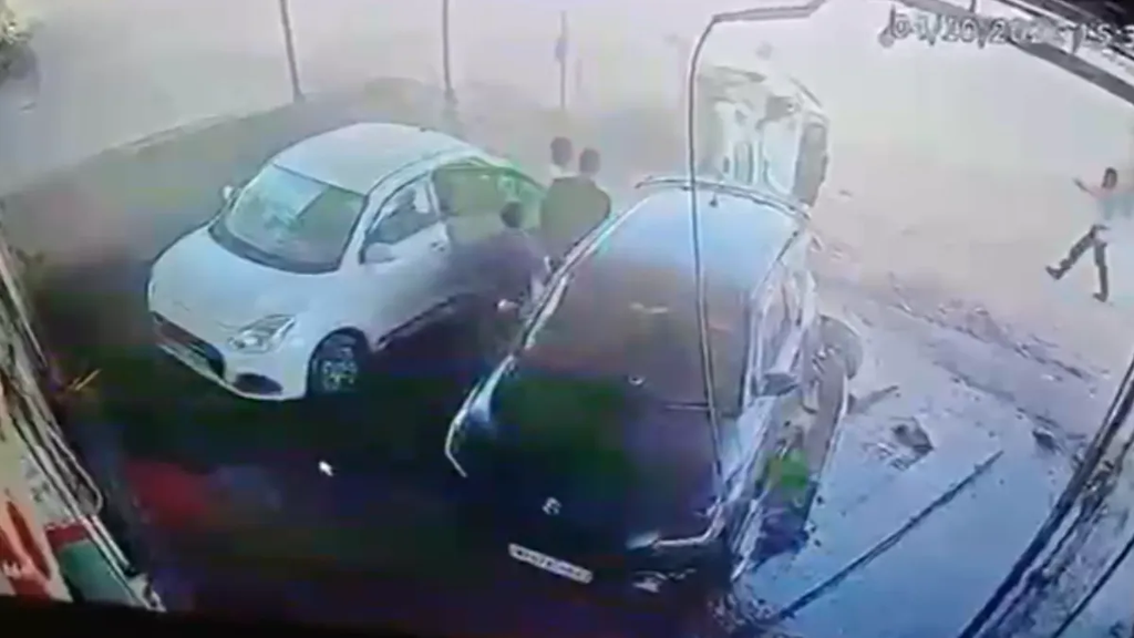 140 की रफ्तार में दौड़ रही कार का खौफनाक हादसा, 200 मीटर तक सड़क पर घिसटती रही गाड़ी. 140 की रफ्तार में दौड़ रही कार का खौफनाक हादसा, 200 मीटर तक सड़क पर घिसटती रही गाड़ी.