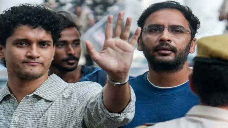 कॉकरोच जनता पार्टी के दो नेता पांच दिन की न्यायिक हिरासत में, जंतर-मंतर पर प्रदर्शन के बाद हुई गिरफ्तारी कॉकरोच जनता पार्टी के दो नेता पांच दिन की न्यायिक हिरासत में, जंतर-मंतर पर प्रदर्शन के बाद हुई गिरफ्तारी