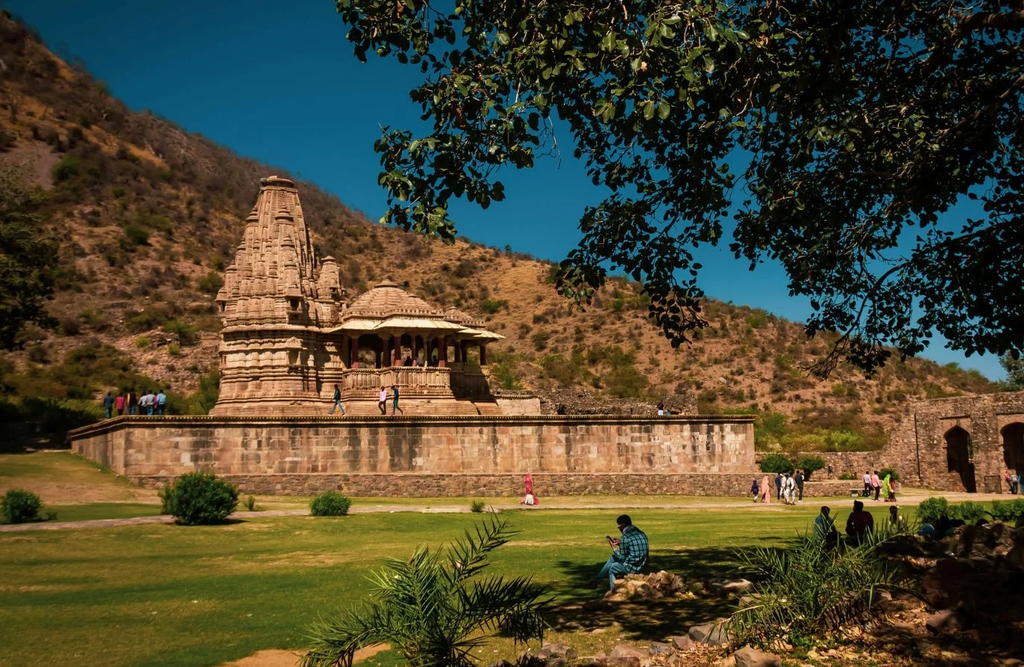 भूतिया किले से लेकर मैग्नेटिक हिल तक, भारत की 6 रहस्यमयी जगहें जहां पहुंचकर उठते हैं कई सवाल भूतिया किले से लेकर मैग्नेटिक हिल तक, भारत की 6 रहस्यमयी जगहें जहां पहुंचकर उठते हैं कई सवाल