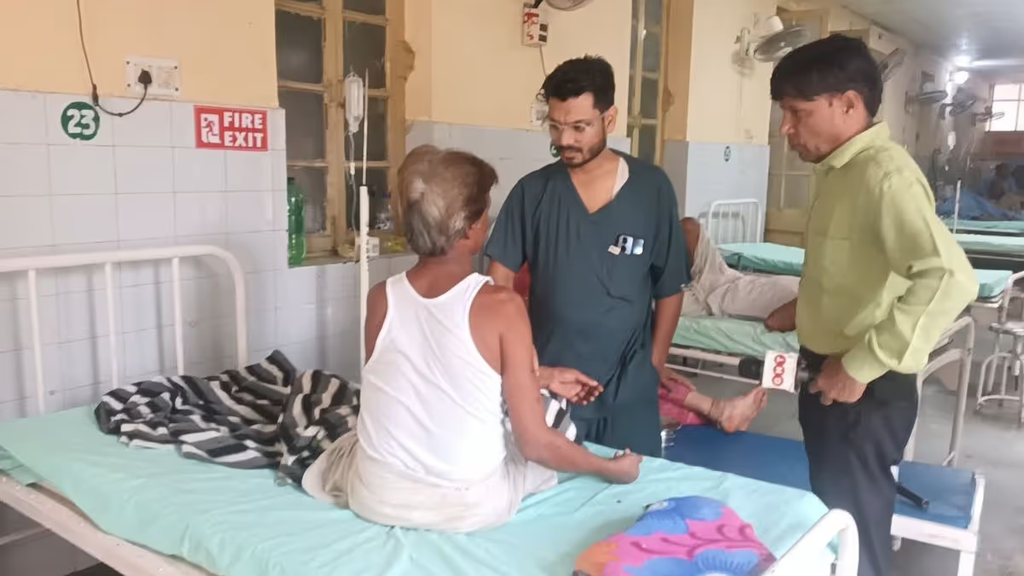 नीम हकीम की सलाह: से मरीज की जान पर बनी आफत, गर्म पत्थर से सिकाई के दौरान हुआ हादसा; ऑपरेशन कर डॉक्टरों ने बचाई जान नीम हकीम की सलाह: से मरीज की जान पर बनी आफत, गर्म पत्थर से सिकाई के दौरान हुआ हादसा; ऑपरेशन कर डॉक्टरों ने बचाई जान
