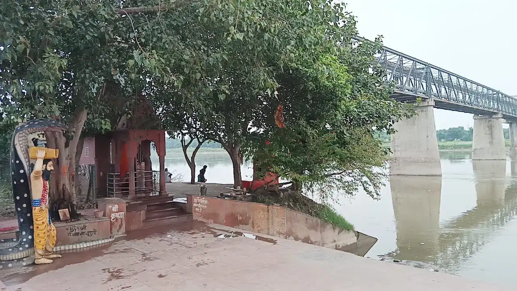 इसी घाट से जुड़ी है बाल कृष्ण को यमुना पार कराने की कथा, जानिए क्यों पड़ा कोयले घाट नाम. इसी घाट से जुड़ी है बाल कृष्ण को यमुना पार कराने की कथा, जानिए क्यों पड़ा कोयले घाट नाम.