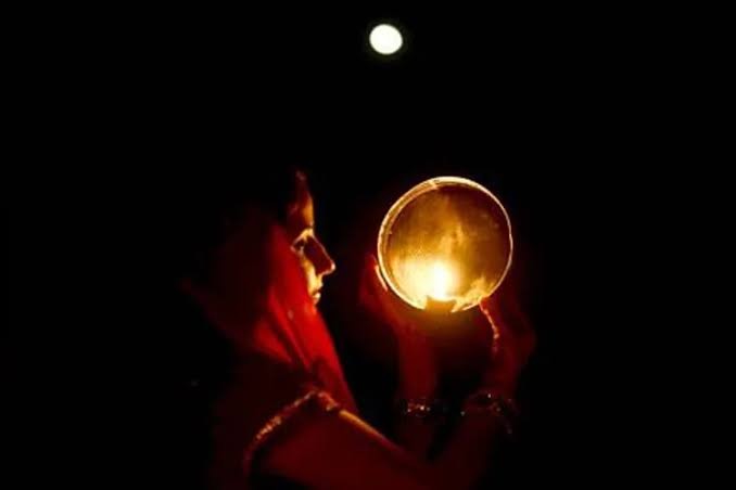 करवा चौथ पर छलनी: से ही क्यों देखती हैं महिलाएं चांद? भगवान गणेश के श्राप से जुड़ी है पौराणिक कथा करवा चौथ पर छलनी: से ही क्यों देखती हैं महिलाएं चांद? भगवान गणेश के श्राप से जुड़ी है पौराणिक कथा