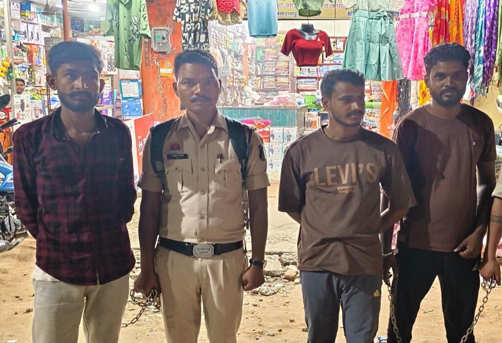 बलरामपुर: महिला शिक्षक से 10 हजार रुपये मांगने का आरोप, वीडियो वायरल करने और सस्पेंड कराने की धमकी; यूट्यूबर समेत 3 गिरफ्तार. बलरामपुर: महिला शिक्षक से 10 हजार रुपये मांगने का आरोप, वीडियो वायरल करने और सस्पेंड कराने की धमकी; यूट्यूबर समेत 3 गिरफ्तार.