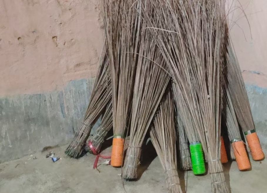 धनतेरस पर दो झाड़ू खरीदने की परंपरा क्यों है? मां लक्ष्मी से जुड़ी इस मान्यता के बारे में जानें धनतेरस पर दो झाड़ू खरीदने की परंपरा क्यों है? मां लक्ष्मी से जुड़ी इस मान्यता के बारे में जानें