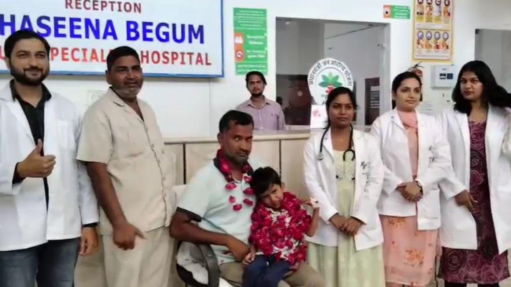 सांप ने काटा तो अस्पताल में लगा दिया गलत इंजेक्शन, एंटी वेनम की जगह एंटी रैबीज देने के बाद बिगड़ी बच्चे की हालत. सांप ने काटा तो अस्पताल में लगा दिया गलत इंजेक्शन, एंटी वेनम की जगह एंटी रैबीज देने के बाद बिगड़ी बच्चे की हालत.