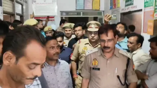हापुड़ में पत्रकार ‘मोहम्मद नसीम की पीट-पीटकर हत्या’, जरौठी रोड पर वारदात से मचा हड़कंप; एसपी मौके पर पहुंचे हापुड़ में पत्रकार ‘मोहम्मद नसीम की पीट-पीटकर हत्या’, जरौठी रोड पर वारदात से मचा हड़कंप; एसपी मौके पर पहुंचे