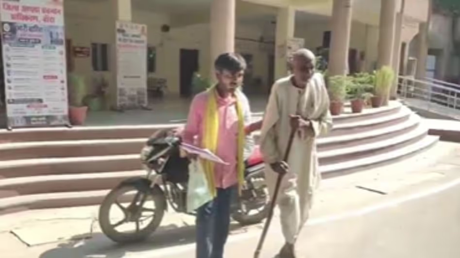 सरकारी कागजों में मृत घोषित: हुआ 68 वर्षीय बुजुर्ग, पेंशन और किसान सम्मान निधि बंद होने से परेशान होकर DM के पास पहुंचा.बोला साहब, ‘हमें जिंदा कर दो’ सरकारी कागजों में मृत घोषित: हुआ 68 वर्षीय बुजुर्ग, पेंशन और किसान सम्मान निधि बंद होने से परेशान होकर DM के पास पहुंचा.बोला साहब, ‘हमें जिंदा कर दो’