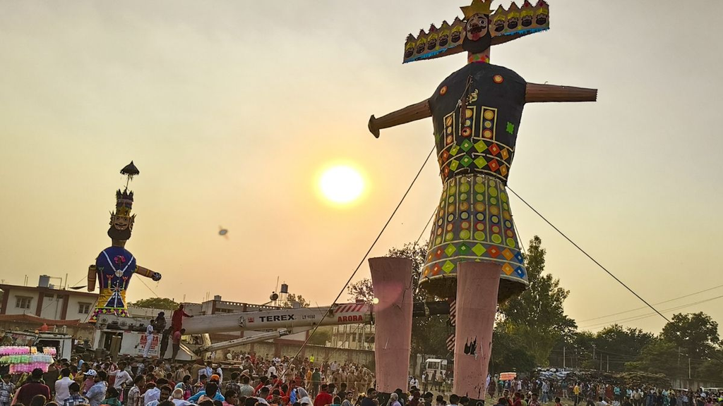 रावण दहन के बाद राख घर क्यों ले जाते हैं लोग? सुख-समृद्धि से लेकर बुरी नजर तक, जानिए क्या है सदियों पुरानी मान्यता रावण दहन के बाद राख घर क्यों ले जाते हैं लोग? सुख-समृद्धि से लेकर बुरी नजर तक, जानिए क्या है सदियों पुरानी मान्यता