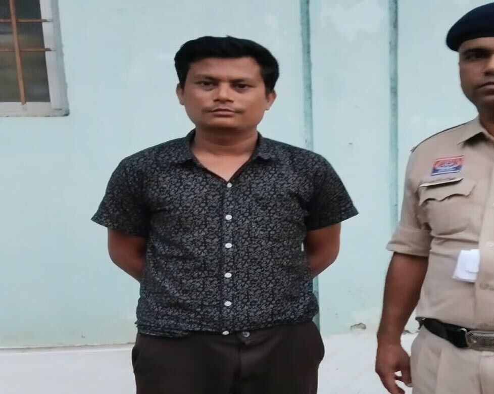 दुर्ग में नौकरी दिलाने का झांसा देकर महिला से मारपीट और धमकी, 99 हजार रुपये लेने का आरोप; पुलिस ने आरोपी को भेजा जेल दुर्ग में नौकरी दिलाने का झांसा देकर महिला से मारपीट और धमकी, 99 हजार रुपये लेने का आरोप; पुलिस ने आरोपी को भेजा जेल