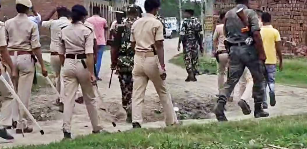 नवादा में पुलिस टीम पर पथराव और मारपीट का आरोप, महिला सिपाही से विवाद के बाद 11 गिरफ्तार; दो पुलिसकर्मी घायल नवादा में पुलिस टीम पर पथराव और मारपीट का आरोप, महिला सिपाही से विवाद के बाद 11 गिरफ्तार; दो पुलिसकर्मी घायल