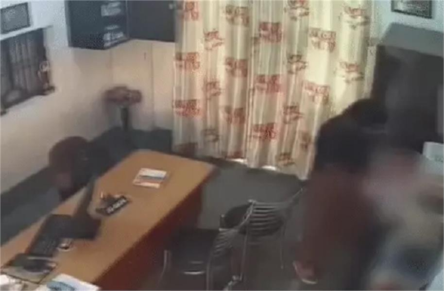 निजी स्कूल में 16 वर्षीय छात्रा से छेड़छाड़ का ‘आरोप, किताब लेने गई थी ऑफिस; आरोपी चपरासी गिरफ्तार, अदालत ने भेजा जेल निजी स्कूल में 16 वर्षीय छात्रा से छेड़छाड़ का ‘आरोप, किताब लेने गई थी ऑफिस; आरोपी चपरासी गिरफ्तार, अदालत ने भेजा जेल