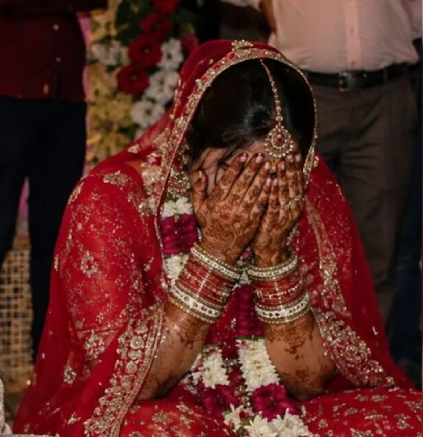 जयमाला के बाद दुल्हन ने दूल्हे को दिखाई प्रेमी, की तस्वीर, बोली- मैं इससे प्यार करती हूं, फिर बिना शादी लौट गई बरात जयमाला के बाद दुल्हन ने दूल्हे को दिखाई प्रेमी, की तस्वीर, बोली- मैं इससे प्यार करती हूं, फिर बिना शादी लौट गई बरात
