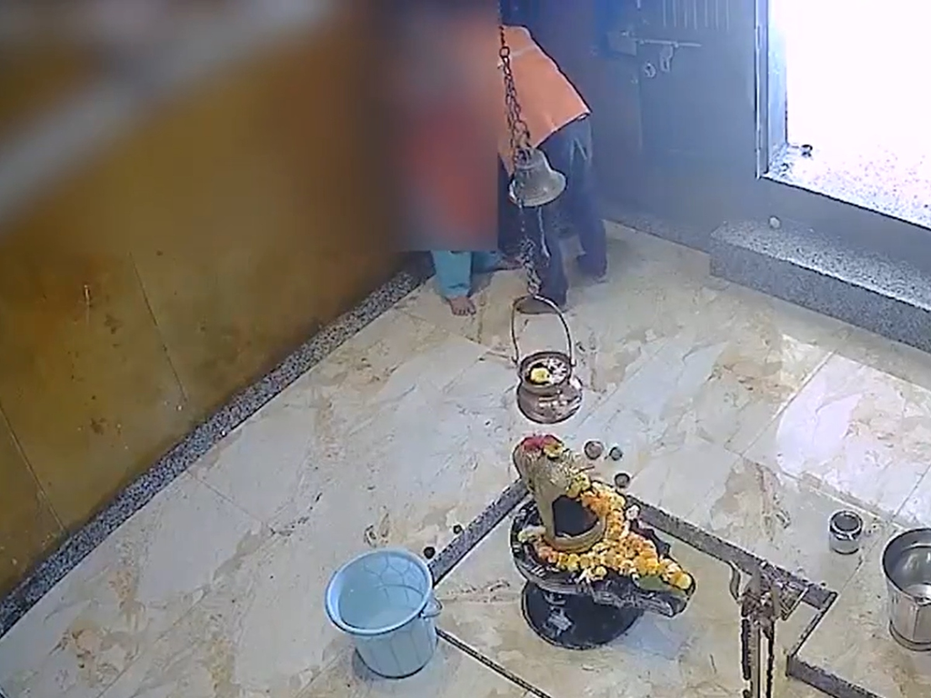 मंदिर में दर्शन करने आई ‘नाबालिग से छेड़छाड़ का आरोप, बच्ची के विरोध करने पर भागा युवक’ मंदिर में दर्शन करने आई ‘नाबालिग से छेड़छाड़ का आरोप, बच्ची के विरोध करने पर भागा युवक’