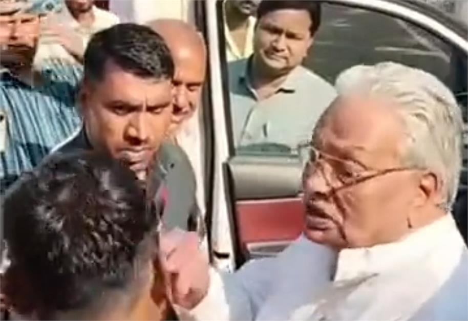 OBC आरक्षण के प्रदर्शन में BJP विधायक देवेंद्र जैन से भिड़े भंवर सिंह धाकड़, बोले- ‘हां, आप गधे हैं’; कलेक्ट्रेट में भी हुआ हंगामा OBC आरक्षण के प्रदर्शन में BJP विधायक देवेंद्र जैन से भिड़े भंवर सिंह धाकड़, बोले- ‘हां, आप गधे हैं’; कलेक्ट्रेट में भी हुआ हंगामा