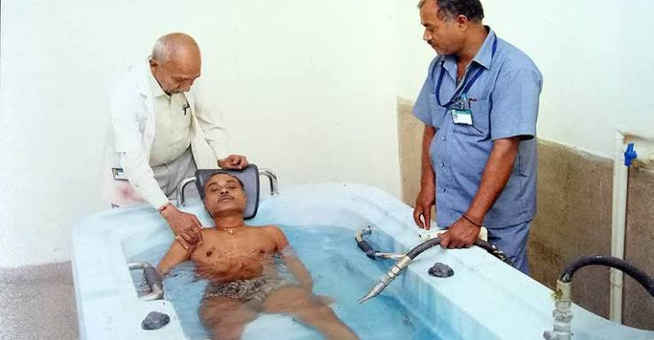 कब्ज से लेकर कमर दर्द तक, कितना असरदार है कटि स्नान और रीढ़ स्नान? जानिए जल चिकित्सा के फायदे और सावधानियां कब्ज से लेकर कमर दर्द तक, कितना असरदार है कटि स्नान और रीढ़ स्नान? जानिए जल चिकित्सा के फायदे और सावधानियां