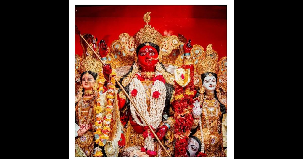 बखरी के प्राचीन दुर्गा मंदिर की अनोखी मान्यता, स्वर्ण प्रतिमा से लेकर भव्य आरती तक है खास पहचान बखरी के प्राचीन दुर्गा मंदिर की अनोखी मान्यता, स्वर्ण प्रतिमा से लेकर भव्य आरती तक है खास पहचान