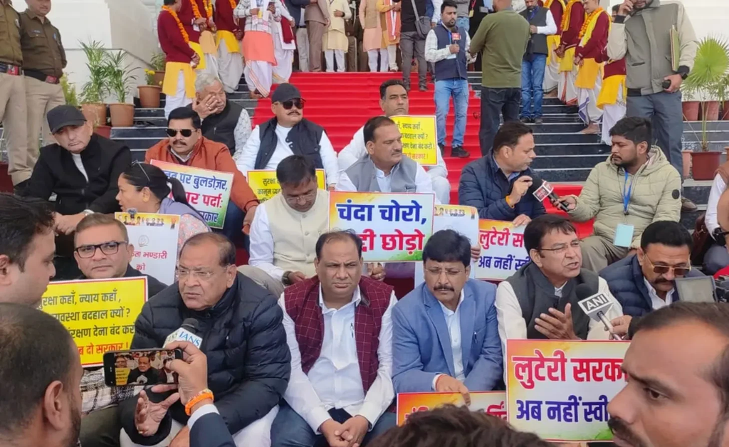 विधानसभा सत्र से पहले कांग्रेस का प्रदर्शन, अंकिता भंडारी केस को लेकर धामी सरकार पर साधा निशाना विधानसभा सत्र से पहले कांग्रेस का प्रदर्शन, अंकिता भंडारी केस को लेकर धामी सरकार पर साधा निशाना